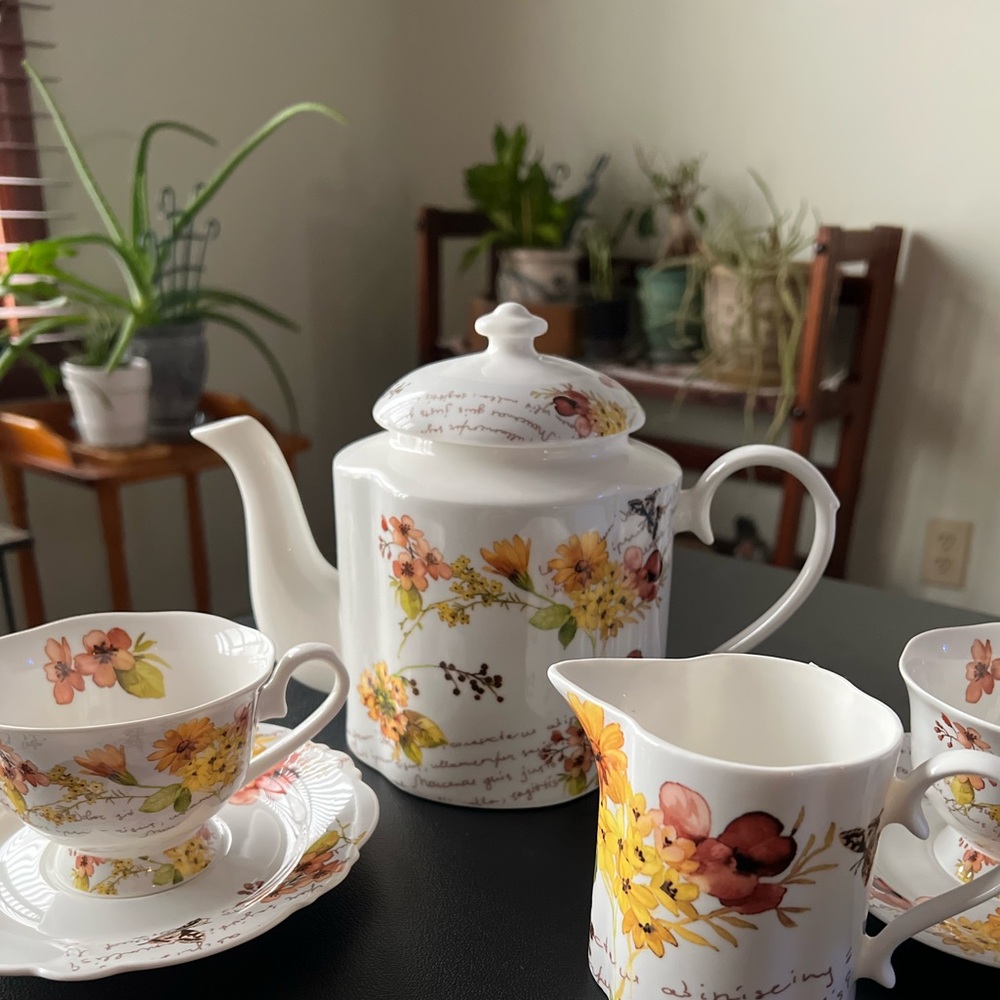 Eileen’s Reserve Floral Tea Set- pot, cream pourer, 2 cups and saucers - Picture 2 of 4
